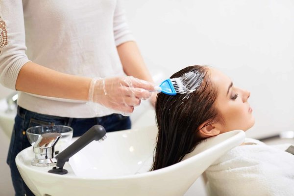 Colorations végétales et coiffeur bio : choisir entre les différentes options offertes